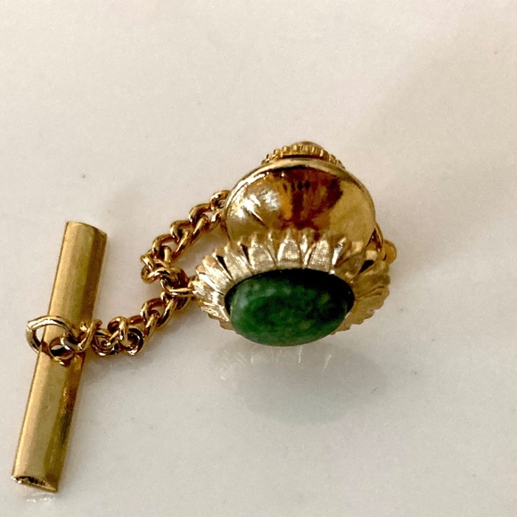 Vintage La Mode Karatclad Jade stone. Tie Tack - Picture 2 of 6